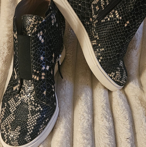 Linea Paolo Womens Size 5.5 M Heeled Black Gold Snakeskin Sneaker Hidden Wedge - Picture 2 of 7